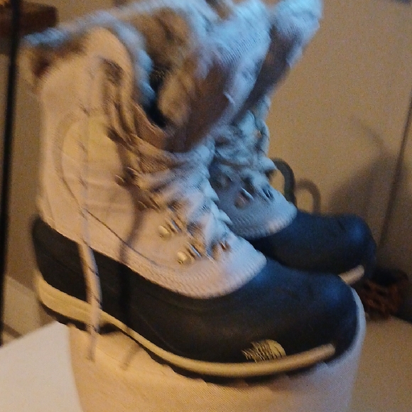 The North Face Women's Black and Cream Winter Boots - Picture 3 of 11